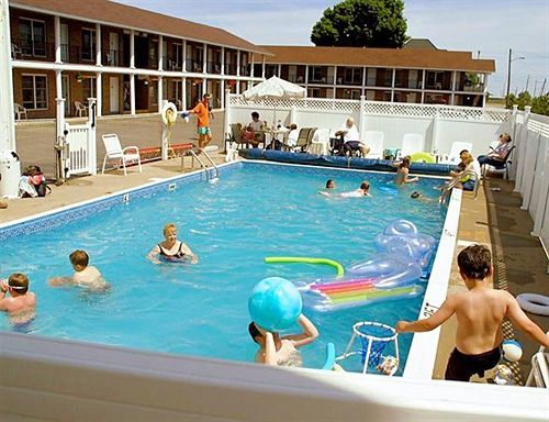 Continental Inn Cheboygan Esterno foto
